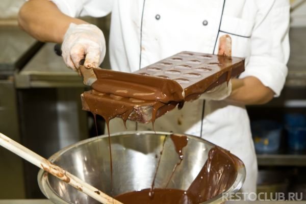 Конфеты с начинкой закрывают финальным слоем шоколада.