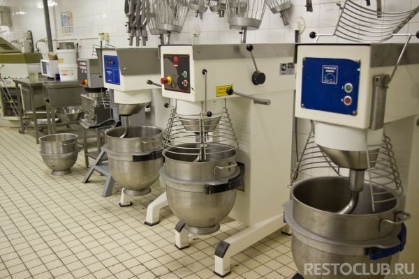 Отдельное помещение кондитерской предназначено для машин, которые перемешивают тесто.
