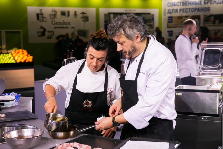 Шеф-повара готовят блюда в рамках фестиваля в 2019 году