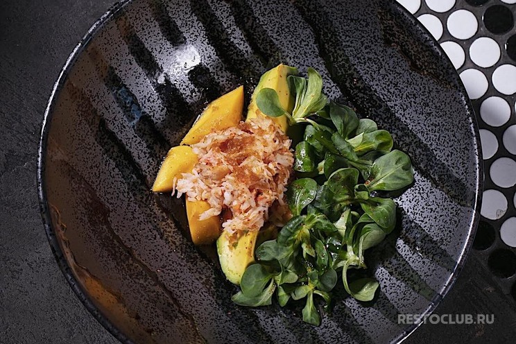 Салат с крабом, тайским манго и авокадо, Magura Asian Bistro
