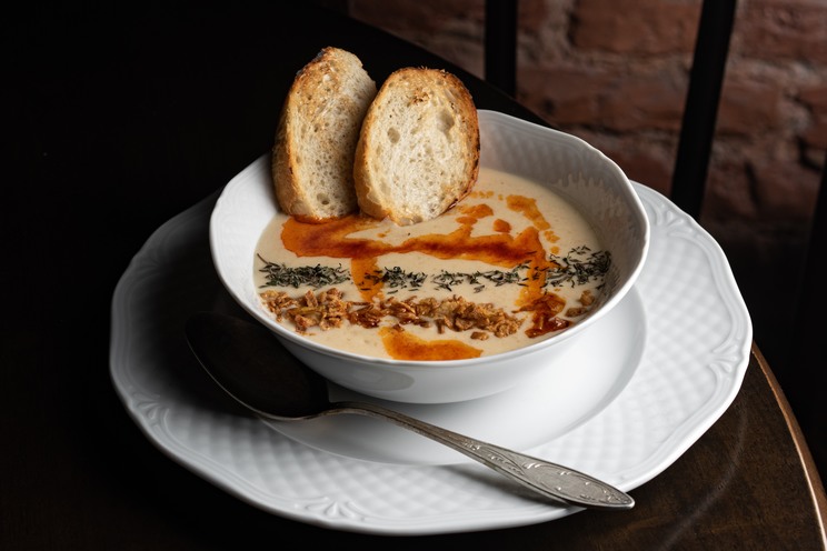 Сырный суп с хлебными чипсами (290 руб.)